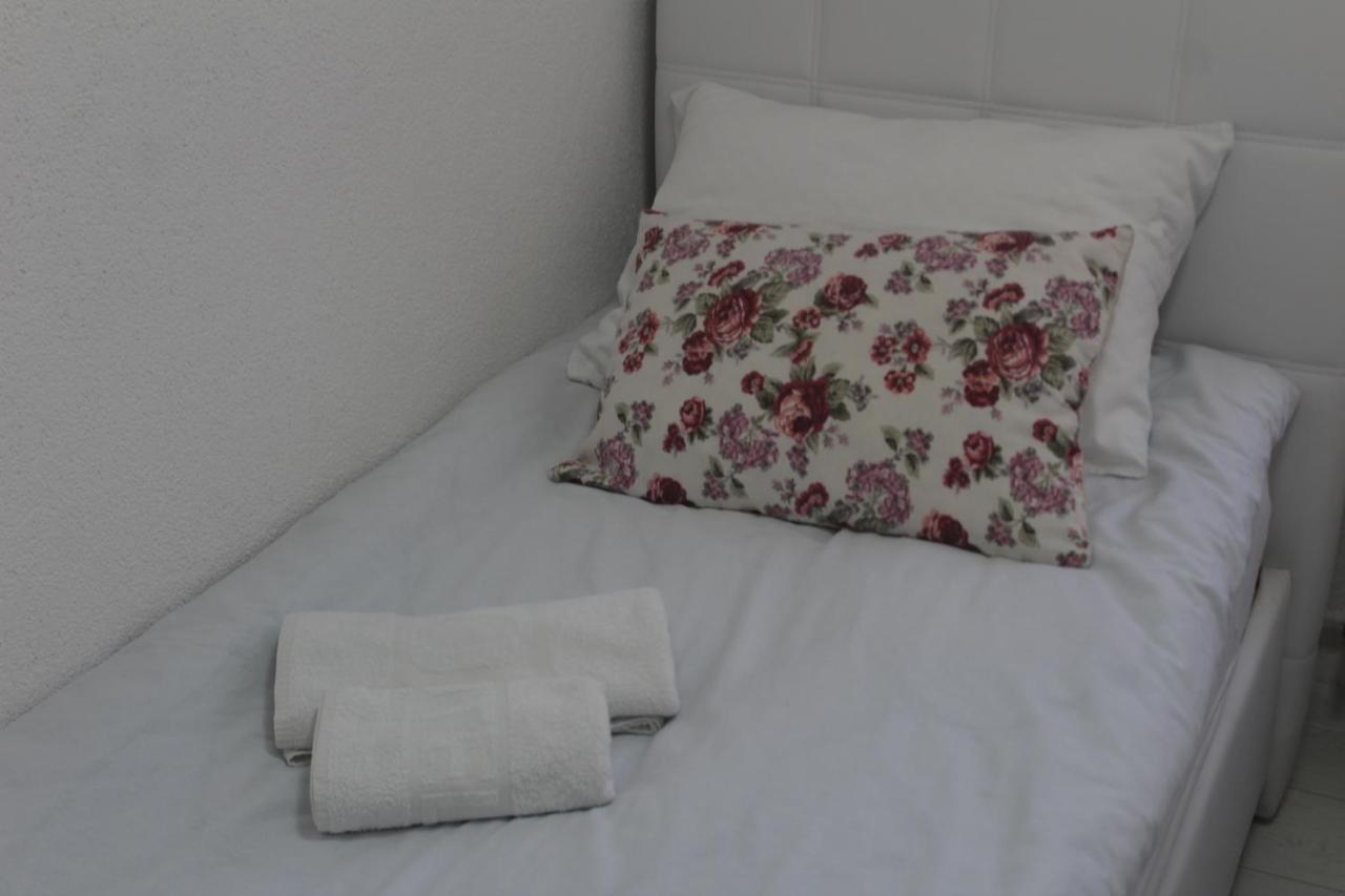 Red Apartment 塞拉耶佛 外观 照片